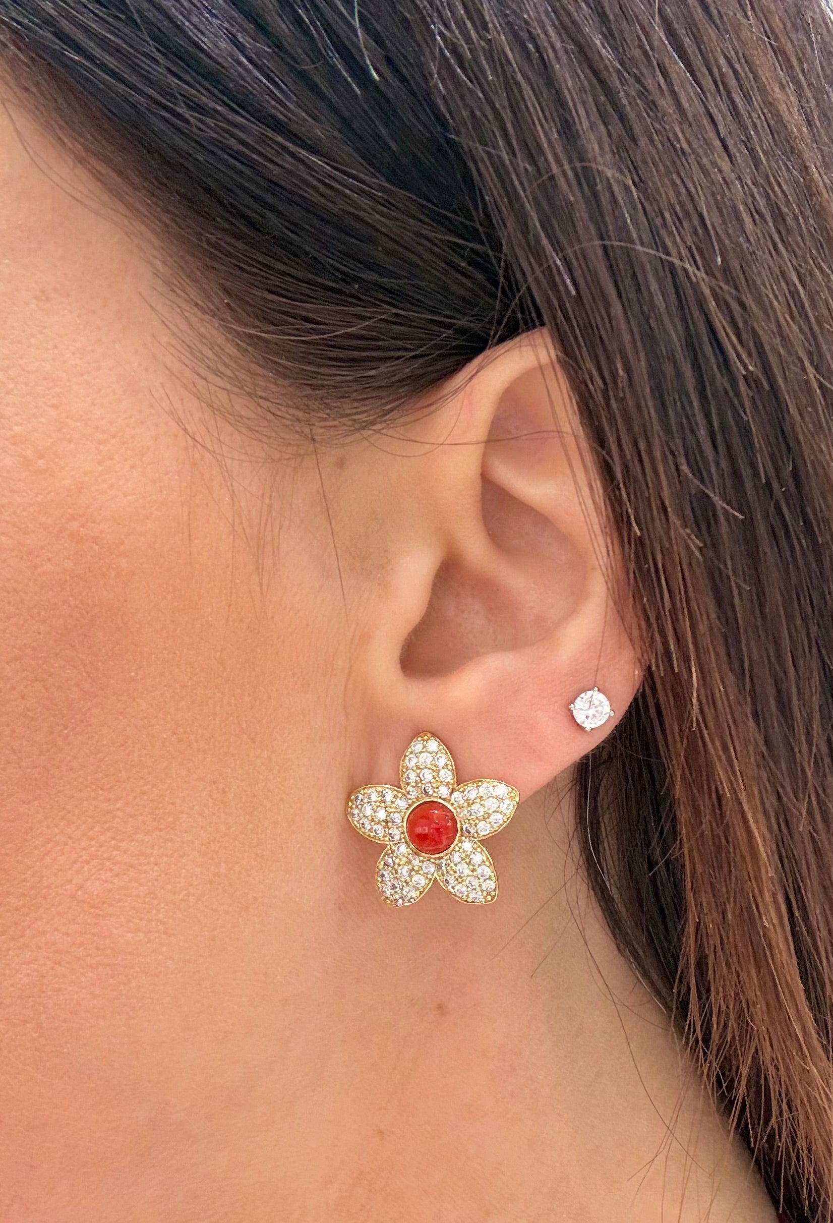 ORECCHINI FIORE,CORALLO E ZIRCONI PAVÉ DORATI IN ARGENTO 925