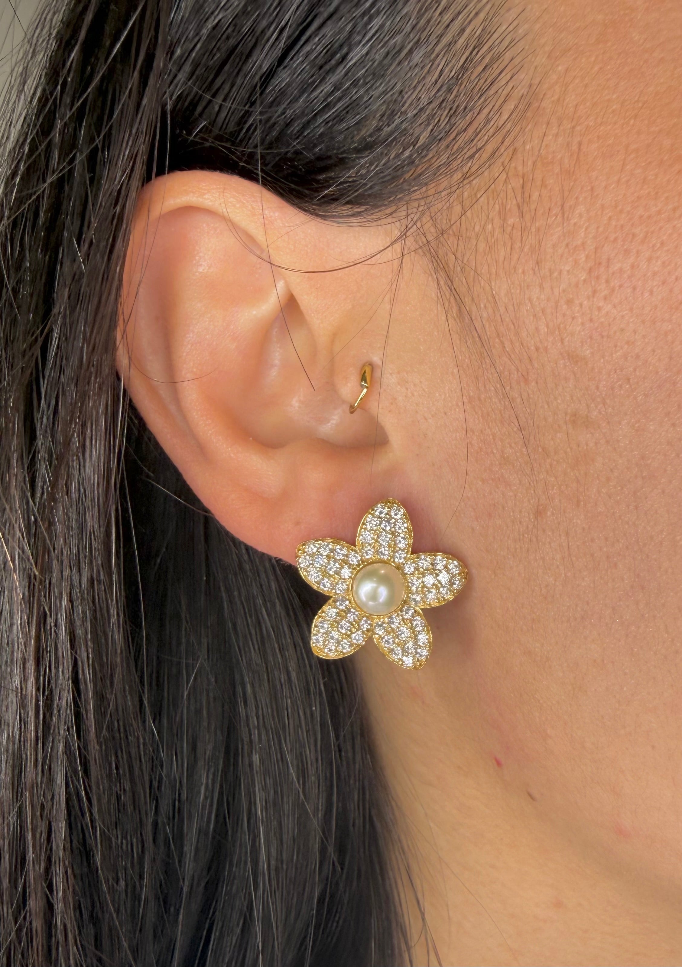 ORECCHINI FIORE, PERLA E ZIRCONI PAVÉ DORATI IN ARGENTO 925