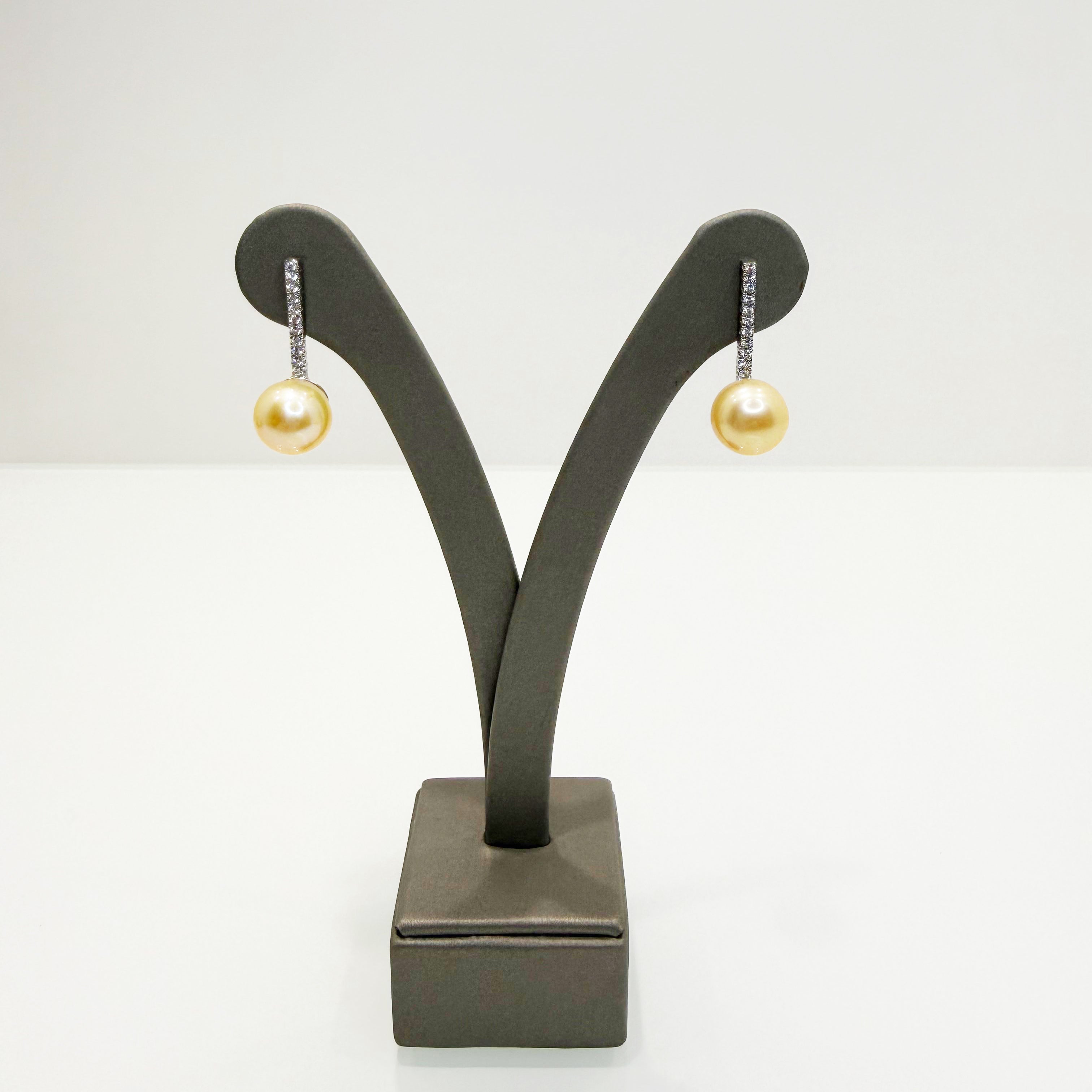 Orecchini pendenti con perla gold e zirconi in oro bianco 18KT (750) – Made in Italy