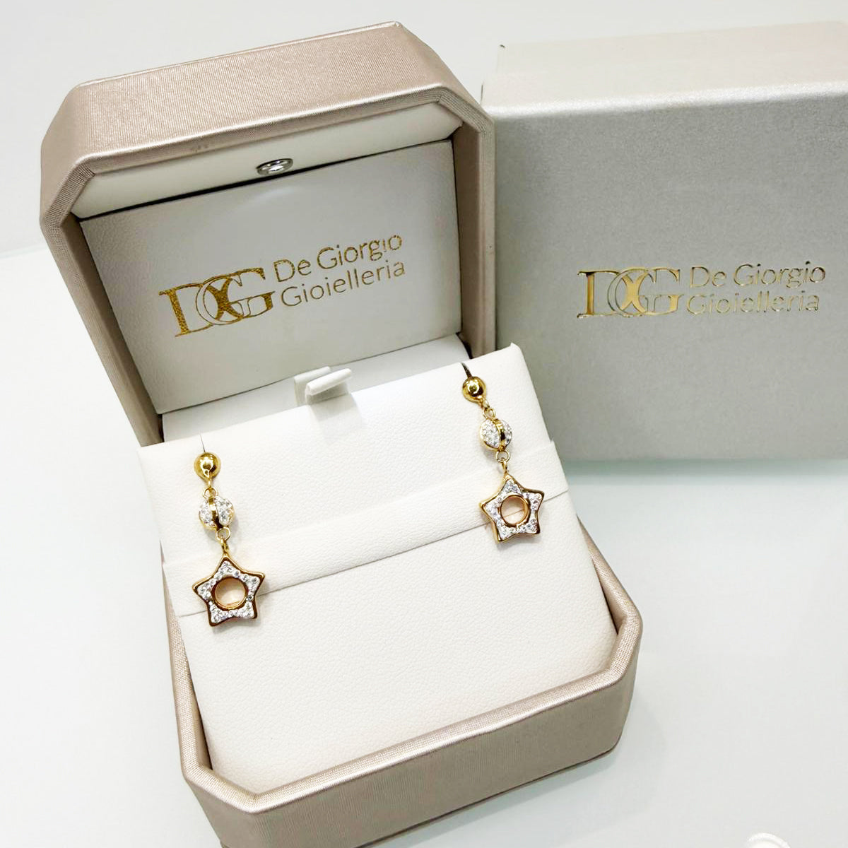 Orecchini pendenti a stella con zirconi in oro giallo 18KT (750) – Eleganti e luminosi