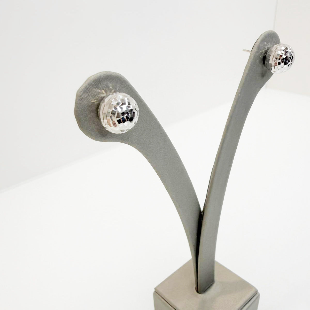 Orecchini a lobo in oro bianco 18KT (750) con sfera diamantata