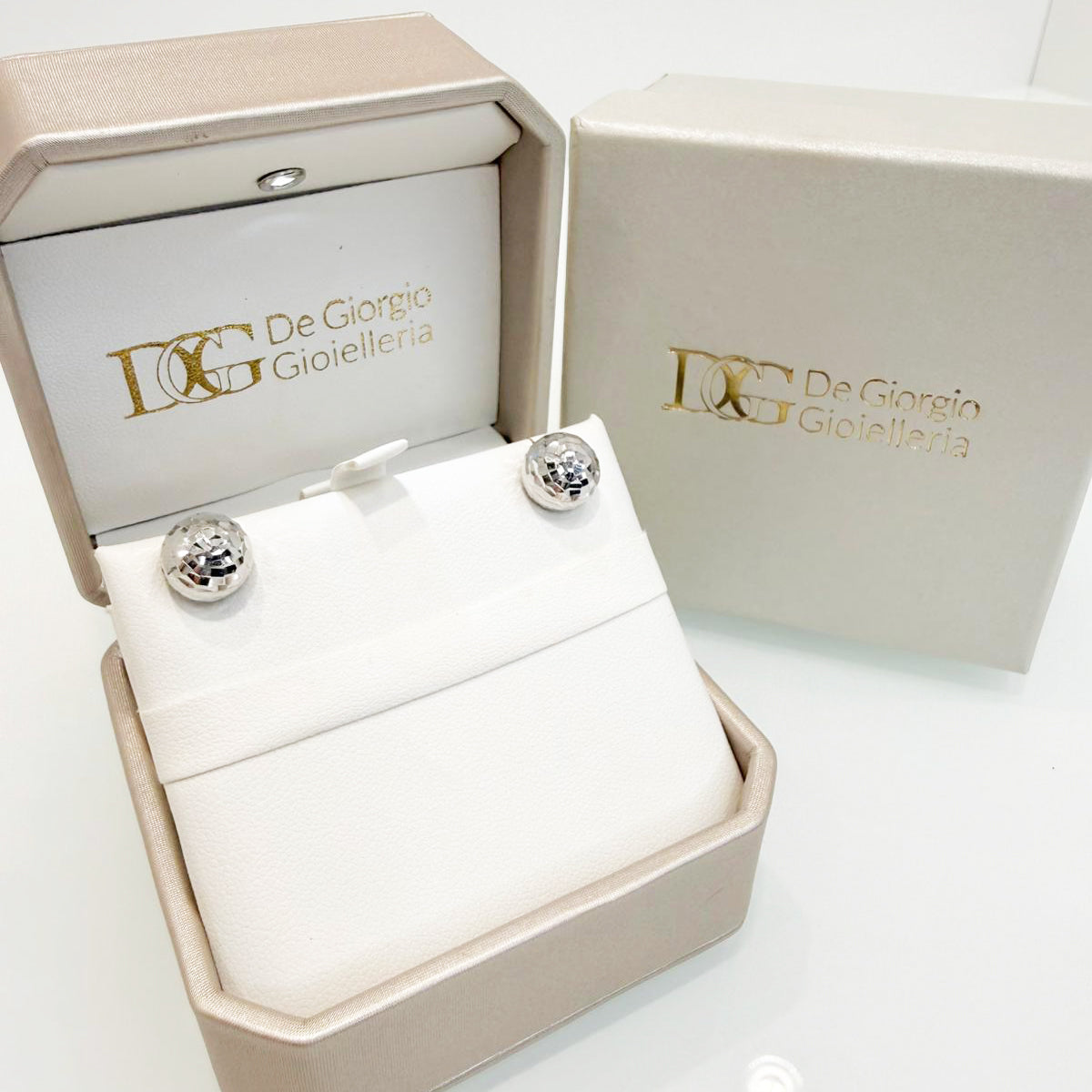 Orecchini a lobo in oro bianco 18KT (750) con sfera diamantata