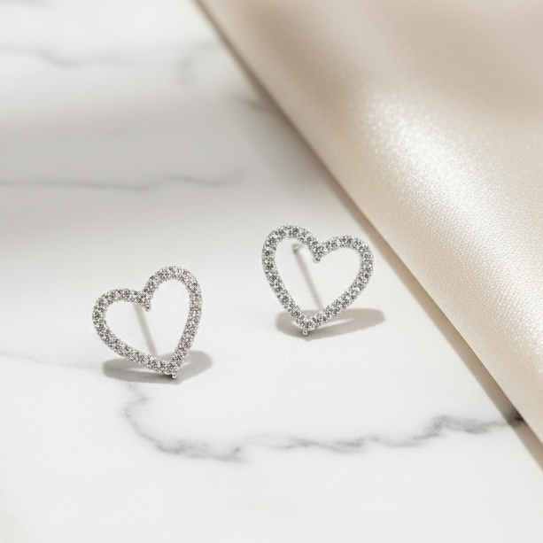 Orecchini a lobo a cuore in oro bianco 18KT (750) con zirconi