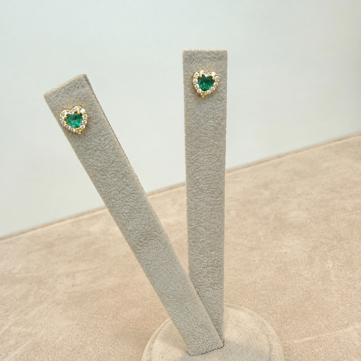ORECCHINI CUORE CON ZIRCONI VERDI E BIANCHI IN ORO 18 KT