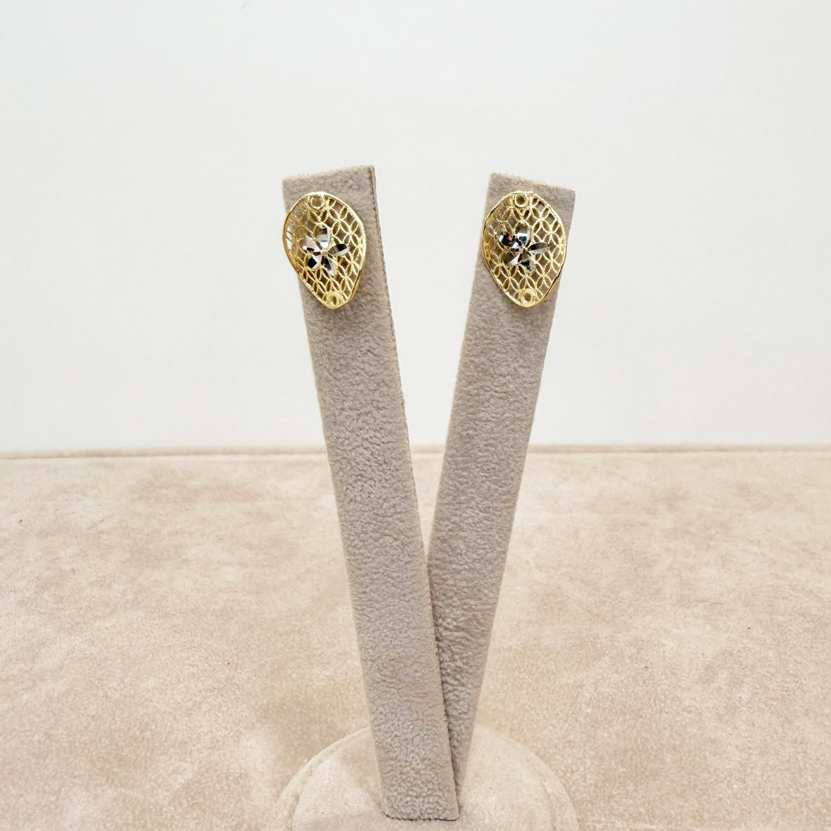 ORECCHINI OVALI TRAFORATI IN ORO GIALLO E BIANCO 18 KT (750)