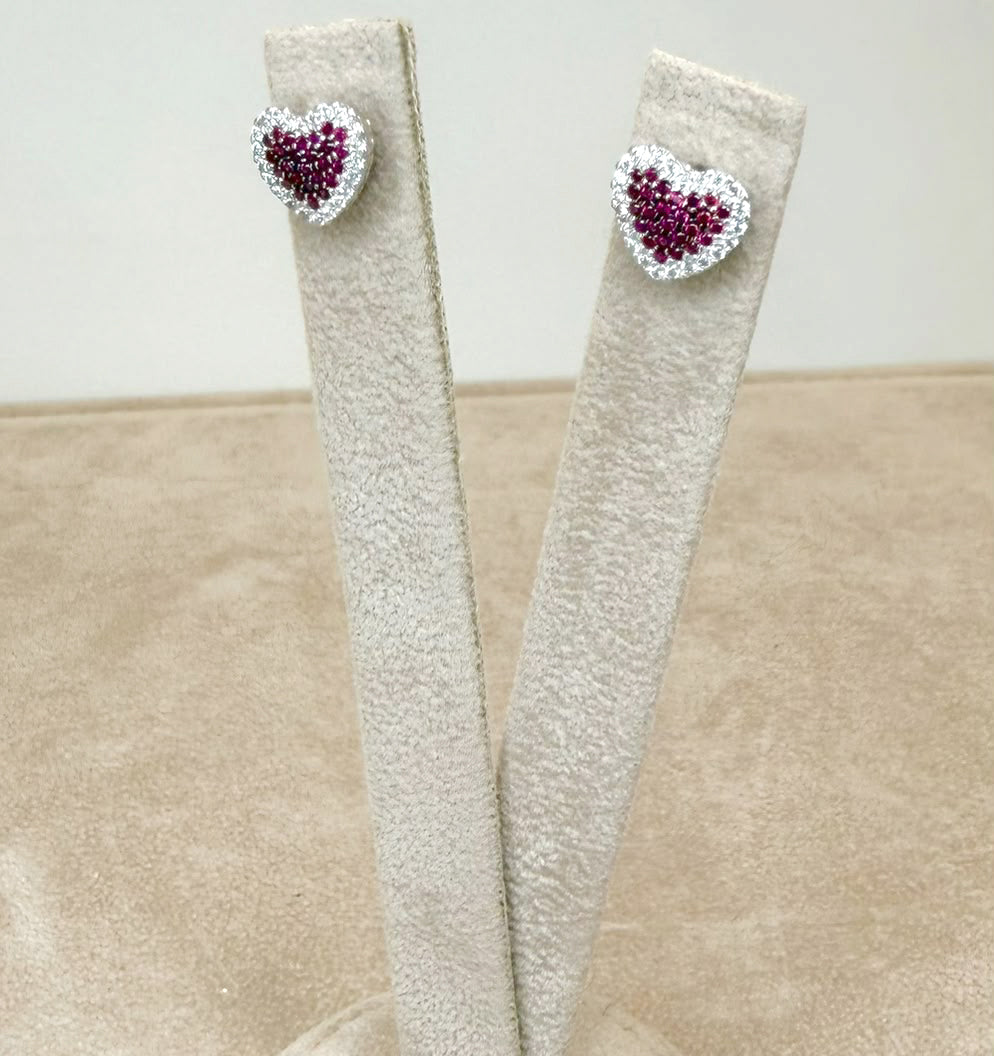 ORECCHINI CUORE CON PIETRE ROSSE E ZIRCONI IN ORO BIANCO 18 KT (750)