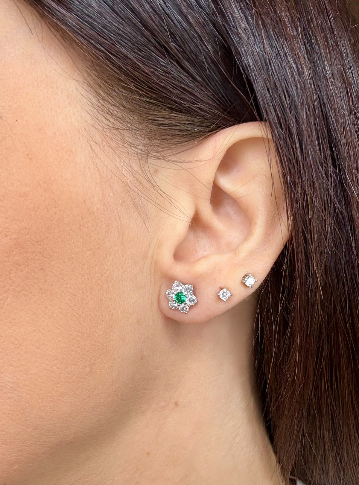 ORECCHINI FIORE CON PIETRA VERDE E ZIRCONI IN ORO BIANCO 18 KT (750)