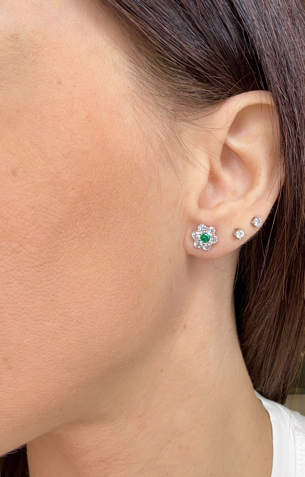 ORECCHINI FIORE CON PIETRA VERDE E ZIRCONI IN ORO BIANCO 18 KT (750)