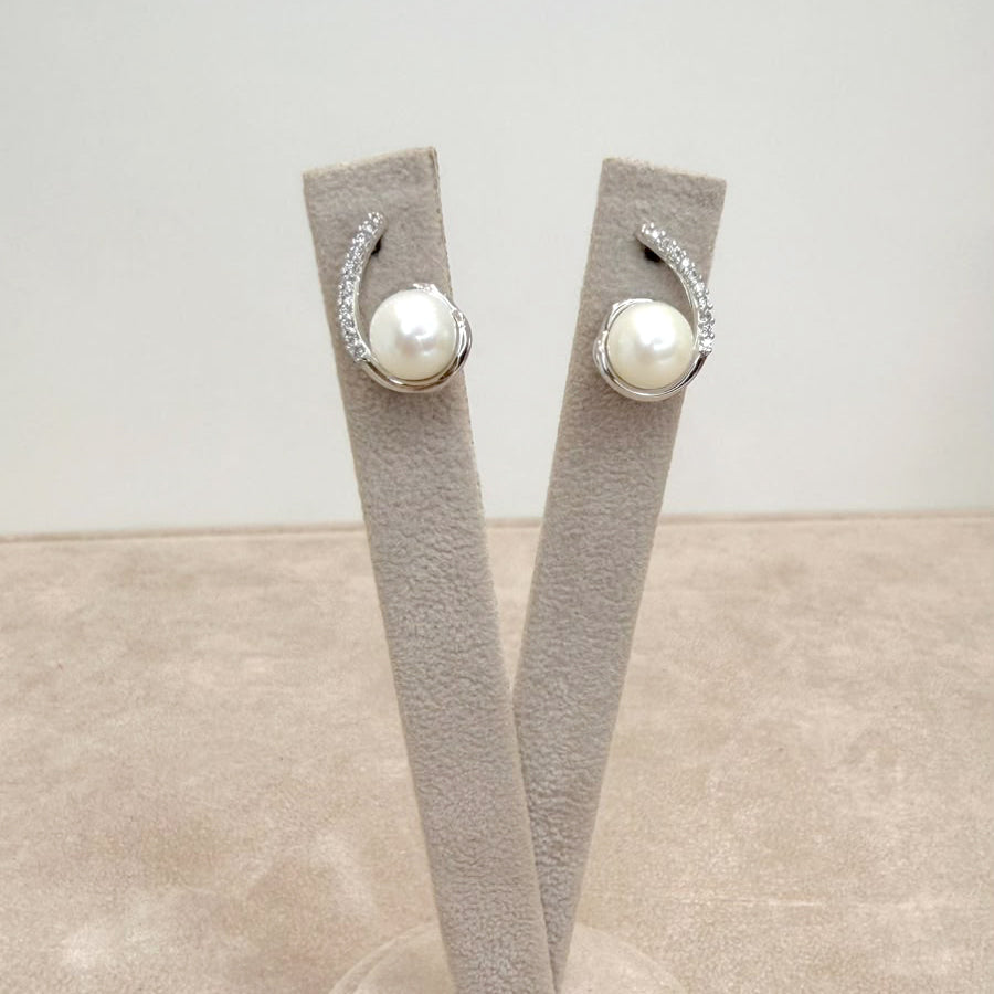 ORECCHINI CON PERLA E ZIRCONI IN ORO BIANCO 18 KT (750)