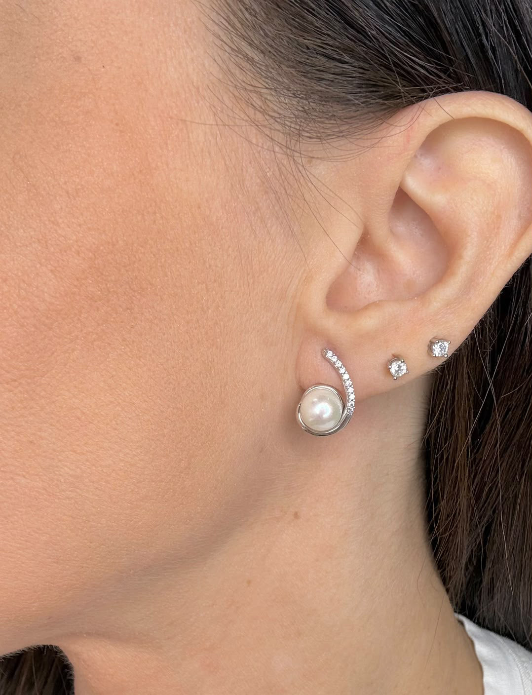 ORECCHINI CON PERLA E ZIRCONI IN ORO BIANCO 18 KT (750)