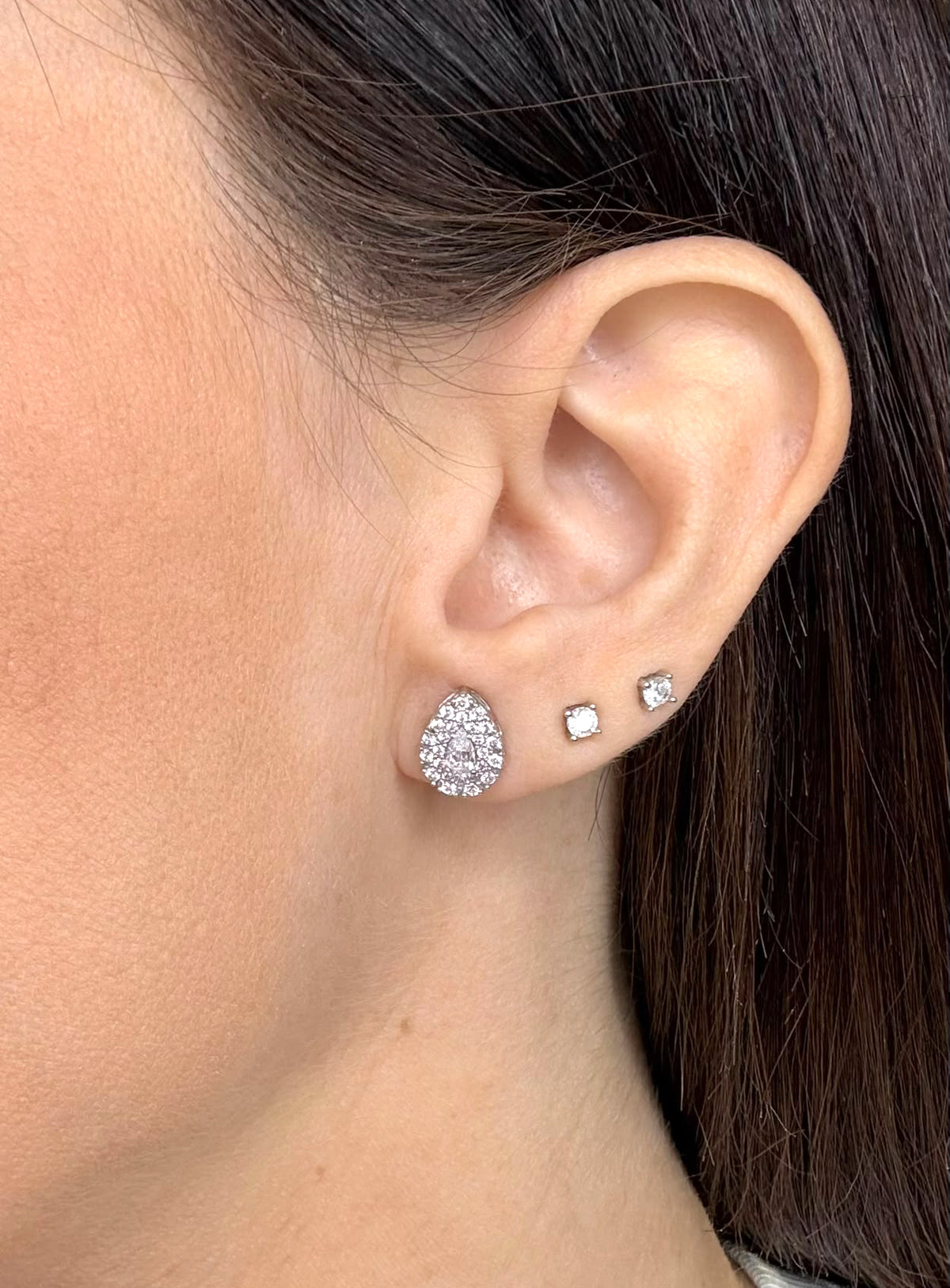 ORECCHINI A GOCCIA CON ZIRCONI IN ORO BIANCO 18 KT (750)