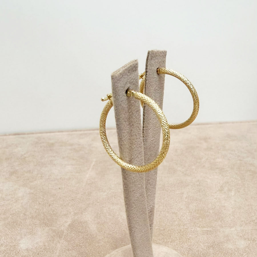 ORECCHINI A CERCHIO LAVORATI IN ORO GIALLO 18 KT (750)