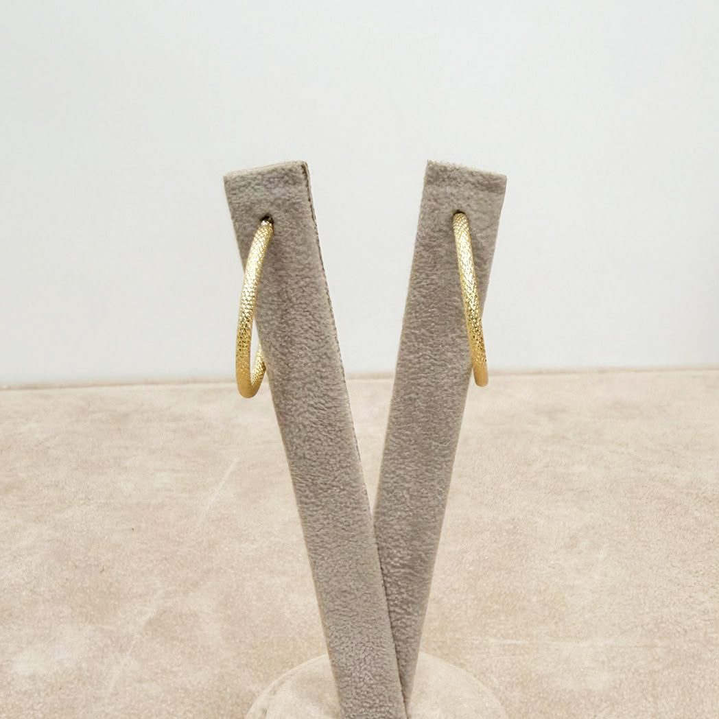 ORECCHINI A CERCHIO LAVORATI IN ORO GIALLO 18 KT (750)
