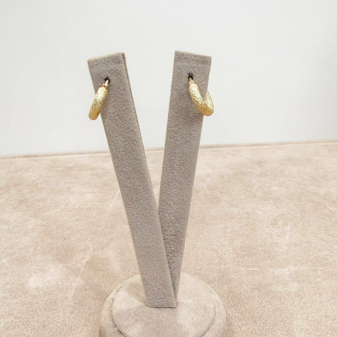 ORECCHINI A CERCHIO LAVORATI IN ORO GIALLO 18 KT (750)