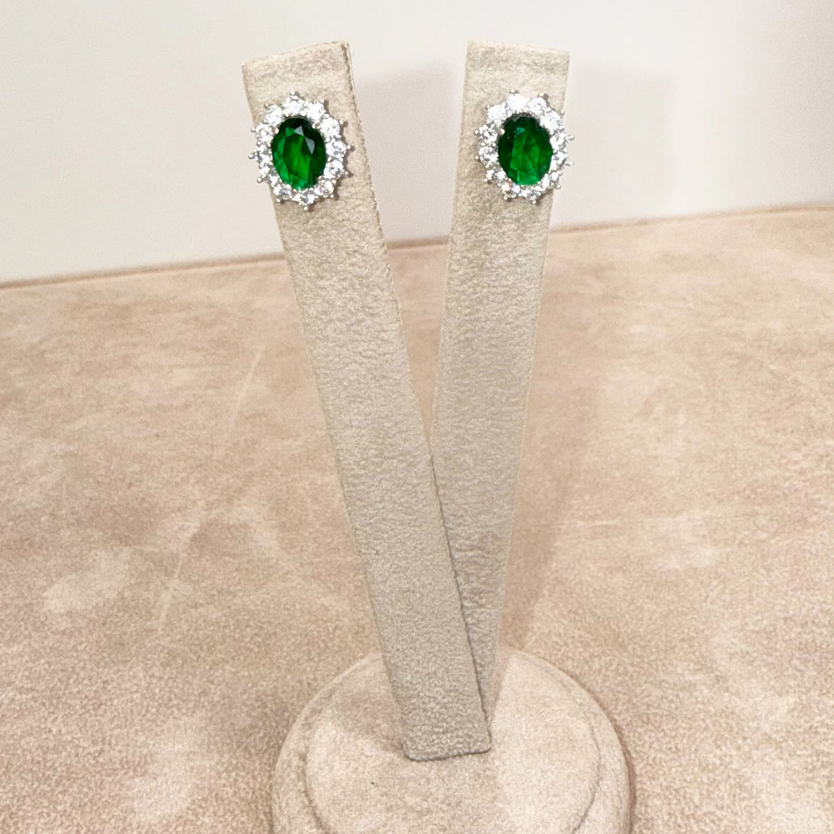ORECCHINI CON PIETRA VERDE E ZIRCONI IN ORO BIANCO 18 KT (750)