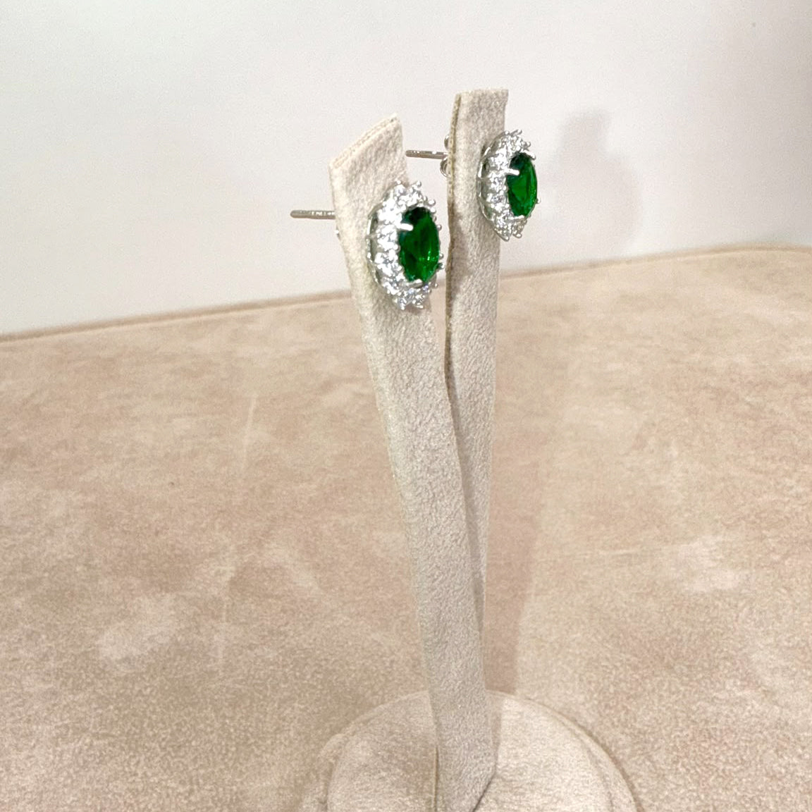 ORECCHINI CON PIETRA VERDE E ZIRCONI IN ORO BIANCO 18 KT (750)