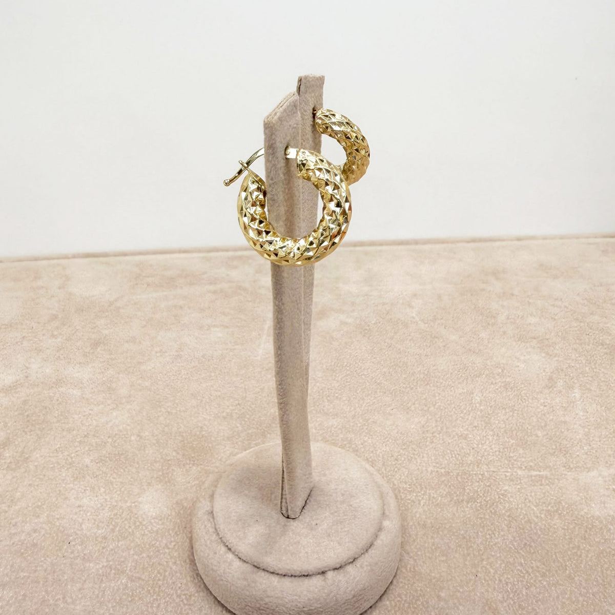 ORECCHINI A CERCHIO BOMBATO SFACCETTATO IN ORO GIALLO 18 KT (750)