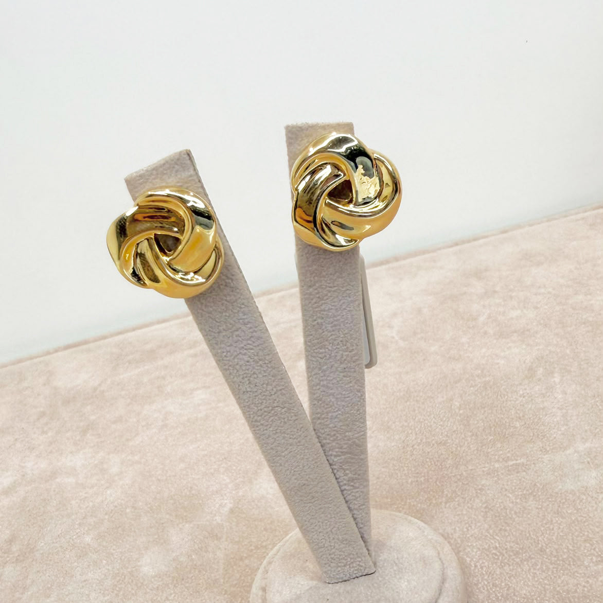 ORECCHINI A NODO BOMBATO IN ORO GIALLO 18 KT (750)