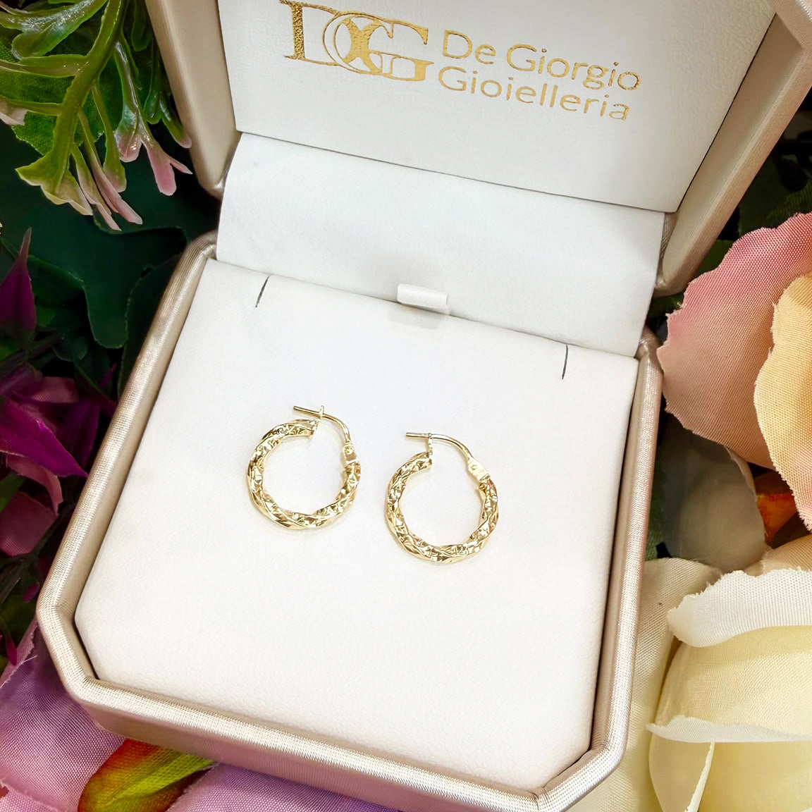 ORECCHINI A CERCHIO CON LAVORAZIONE SFACCETTATA IN ORO 18 KT