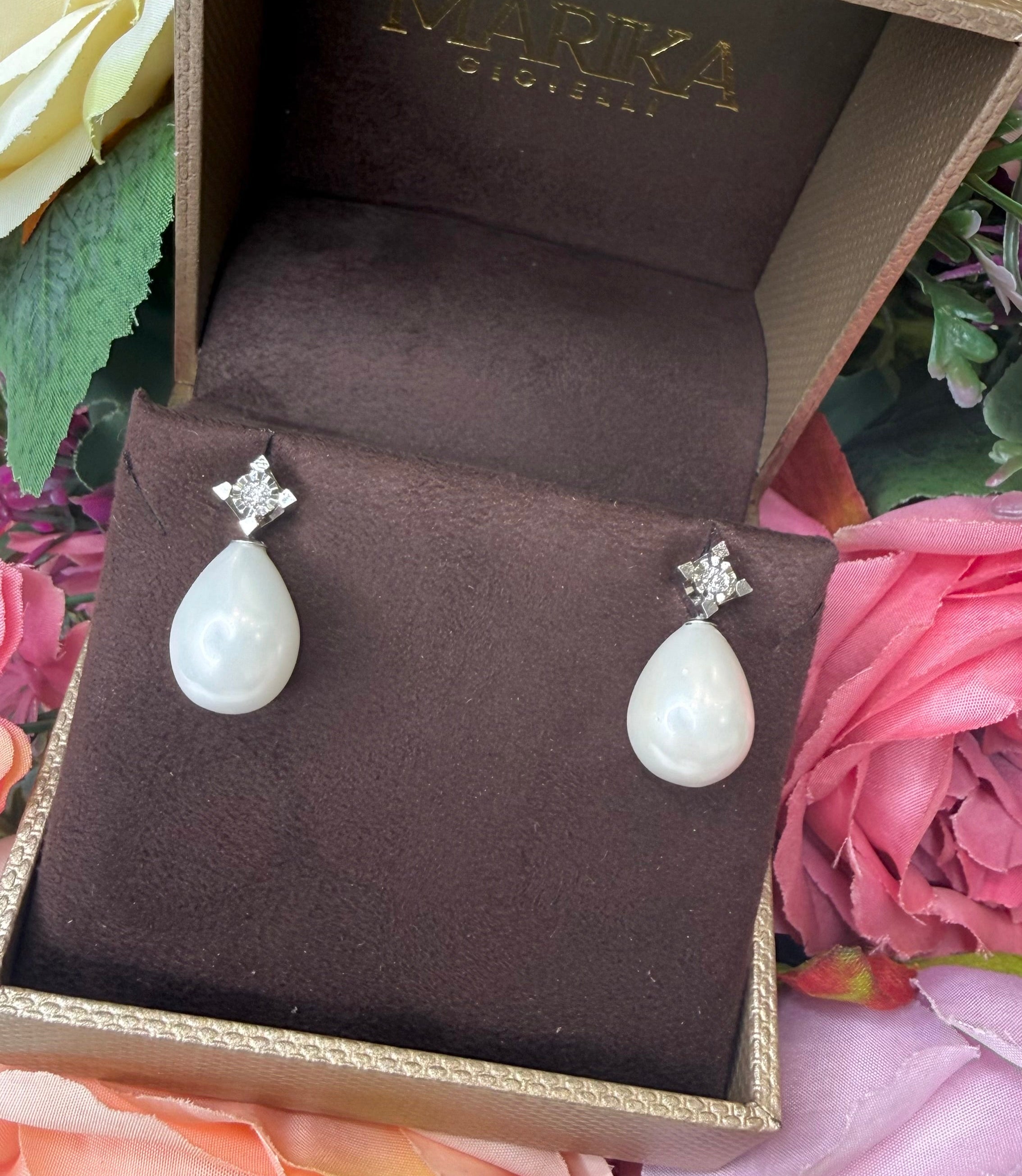 ORECCHINI IN ORO BIANCO 18KT CON DIAMANTI E MADREPERLE