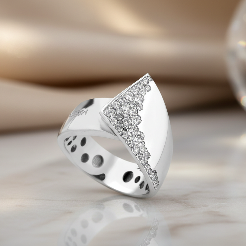 ANELLO IN ORO BIANCO 18 CARATI CON DIAMANTI